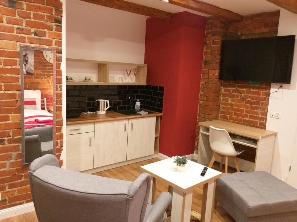 Salon z aneksem kuchennym i biurkiem